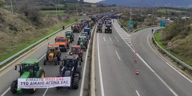 Αμετακίνητοι οι αγρότες: Κλιμακώνονται οι κινητοποιήσεις – Ετοιμάζουν μπλόκα μέχρι τις γιορτές