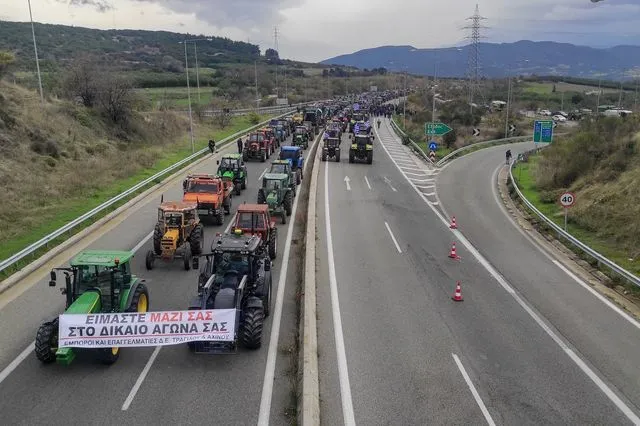 Αμετακίνητοι οι αγρότες: Κλιμακώνονται οι κινητοποιήσεις – Ετοιμάζουν μπλόκα μέχρι τις γιορτές