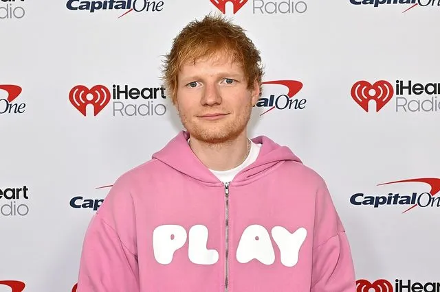 Εντ Σίραν: Πόζαρε χωρίς μπλούζα μετά την εντυπωσιακή απώλεια 30 κιλών