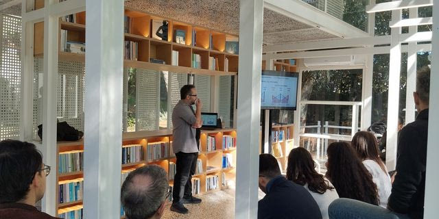 To the Point: Οι νέες θεματικές συναντήσεις στο Σημείο ξεκινούν με “απλά μαθήματα τραμπισμού”