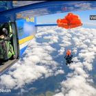 Σοκαριστικό ατύχημα: Η στιγμή που αλεξίπτωτο τυλίγεται στο φτερό αεροπλάνου