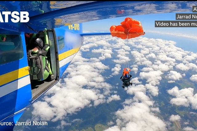 Σοκαριστικό ατύχημα: Η στιγμή που αλεξίπτωτο τυλίγεται στο φτερό αεροπλάνου