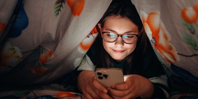 Oι ηλικίες που δίνεις smartphone στο παιδί και καθορίζoυν την ψυχική του υγεία