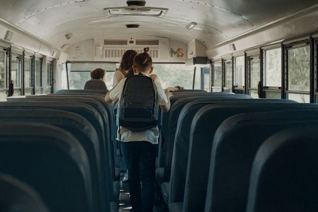 Στόχος επίθεσης από άγνωστο έγινε σχολικό που μετέφερε μαθητές στο Κορωπί