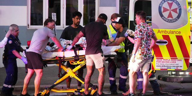 Τραυματίες μεταφέρονται στο νοσοκομείο μετά την επίθεση ενόπλων στην παραλία Μπόντι του Σίδνεϊ, που άφησε πίσω της 15 νεκρούς