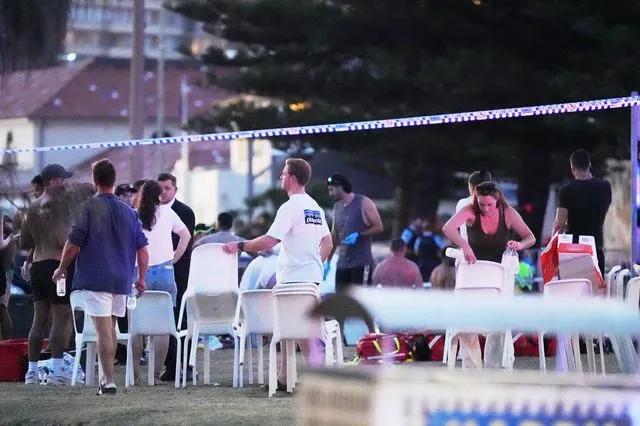 Επίθεση στο Σίδνεϊ: "Επί 10 λεπτά ακούγονταν πυροβολισμοί" - Στους 16 οι νεκροί