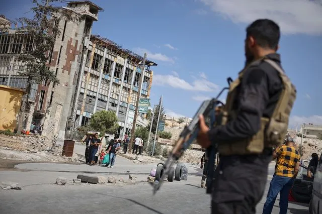 Επίθεση στη Συρία: Τι λέει η Δαμασκός για τον δράστη – Με αντίποινα απειλούν οι ΗΠΑ