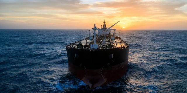 Οι ΗΠΑ αναστέλλουν κυρώσεις στο πετρέλαιο της Βενεζουέλας