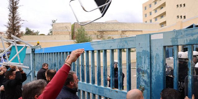 Ένταση μεταξύ οδηγών ταξί και ΜΑΤ έξω από το υπουργείο Μεταφορών