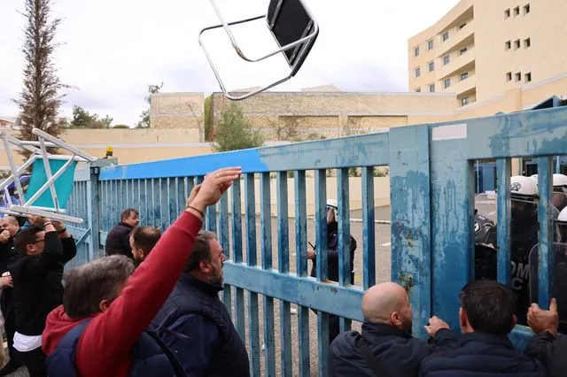 Ένταση μεταξύ οδηγών ταξί και ΜΑΤ έξω από το υπουργείο Μεταφορών