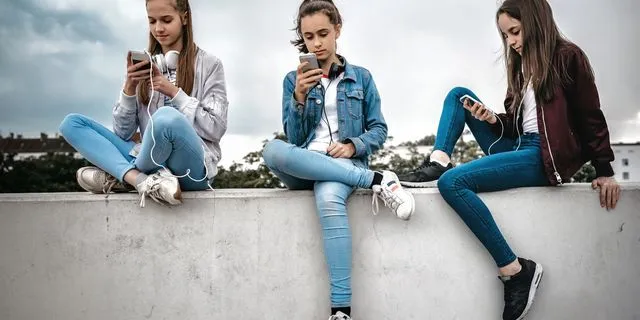 Πώς “κλείδωσε” η Αυστραλία τα TikTok, Instagram και λοιπά social media σε ανήλικους