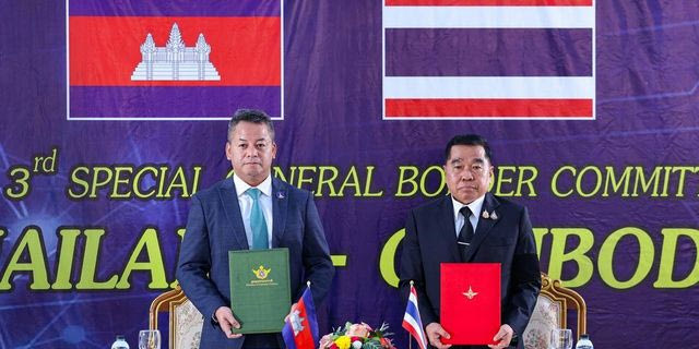 Οι υπουργοί Άμυνας Ταϊλάνδης και Καμπότζης