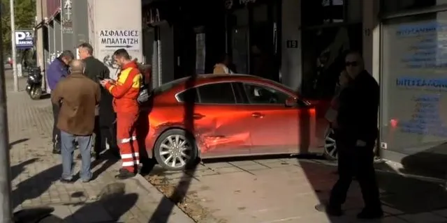 Θεσσαλονίκη: Αυτοκίνητο “καρφώθηκε” στην είσοδο πολυκατοικίας μετά από τροχαίο