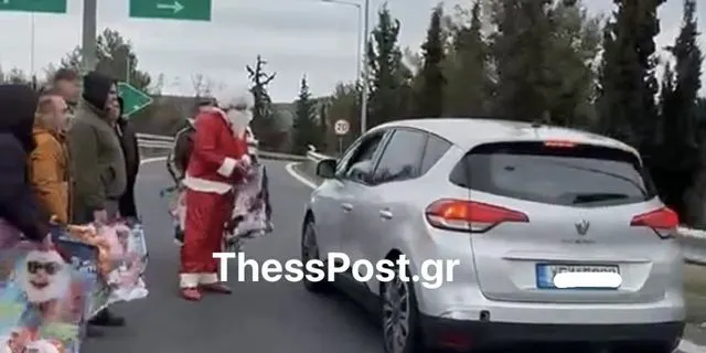 Αγρότες και… Άγιος Βασίλης μοιράζουν δώρα σε διερχόμενους οδηγούς στο μπλόκο Μικροθηβών