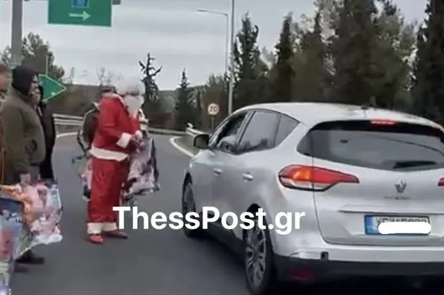 Αγρότες και… Άγιος Βασίλης μοιράζουν δώρα σε διερχόμενους οδηγούς στο μπλόκο Μικροθηβών