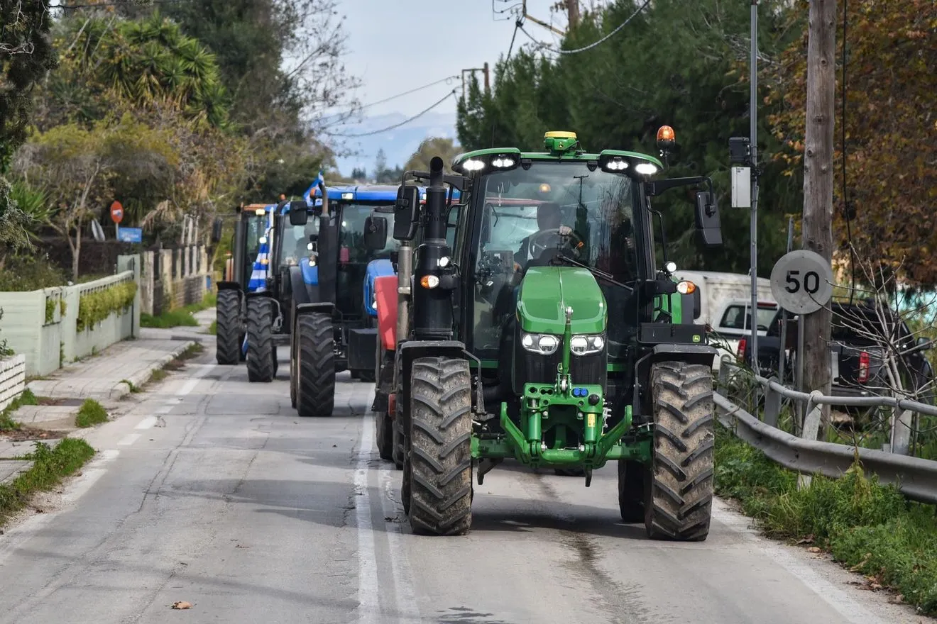 Μπλόκα αγροτών: Το μεσημέρι κλείνουν οι παρακαμπτήριοι – Πώς θα κινηθούν τις γιορτές