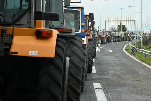 Αγρότες: Μπλόκα διαρκείας σε όλη τη χώρα – Άνοιξε ο Προμαχώνας