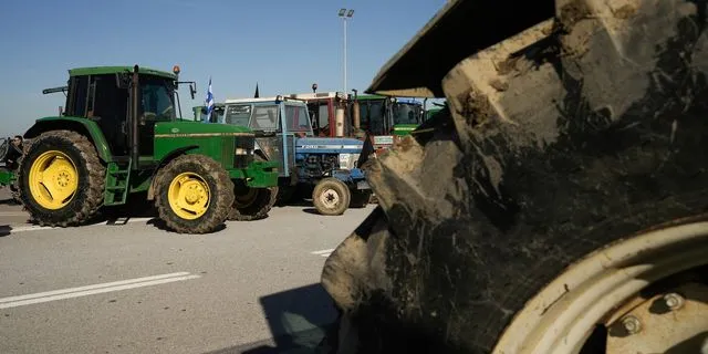 Δεν περνάει κανείς. Γιατί αν περάσει, δεν υπάρχει διαμαρτυρία. Ενας δύσκολος κόμπος…