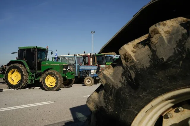 Δεν περνάει κανείς. Γιατί αν περάσει, δεν υπάρχει διαμαρτυρία. Ενας δύσκολος κόμπος…