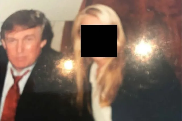 Τα έγγραφα που “καίνε” τον Τραμπ – Ταξίδεψε 8 φορές με το τζετ του Έπσταιν