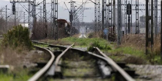 Θεσσαλονίκη: Ελεύθερος ο οδηγός λεωφορείου που διέσχισε σιδηροδρομική διάβαση ενώ πλησίαζε τρένο