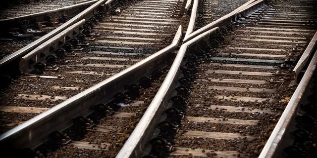 Οδηγός λεωφορείου διέσχισε σιδηροδρομική διάβαση ενώ πλησίαζε τρένο