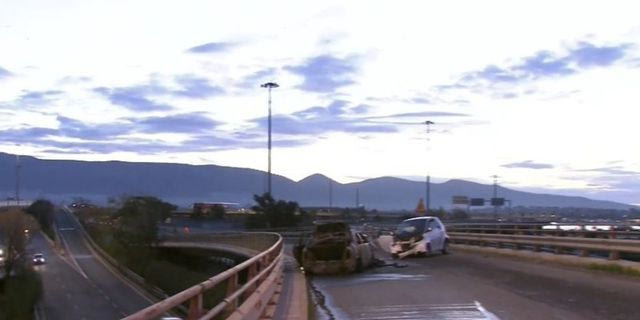 Φάληρο: Οδηγός μπήκε στο αντίθετο ρεύμα και προκάλεσε τροχαίο – Κάηκε ολοσχερώς το ΙΧ του