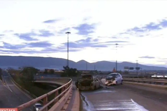 Φάληρο: Οδηγός μπήκε στο αντίθετο ρεύμα και προκάλεσε τροχαίο – Κάηκε ολοσχερώς το ΙΧ του