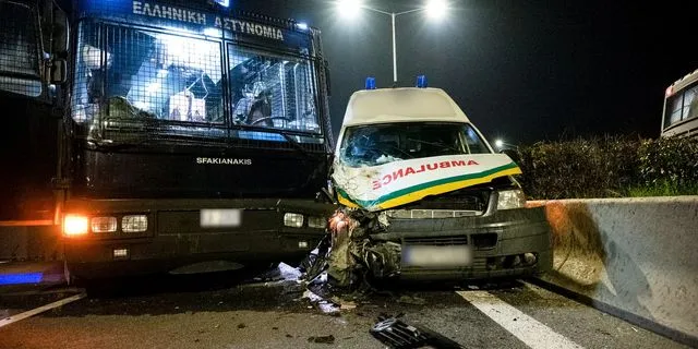 Σύγκρουση ασθενοφόρου με κλούβα της Αστυνομίας στον Πλατύκαμπο Λάρισας