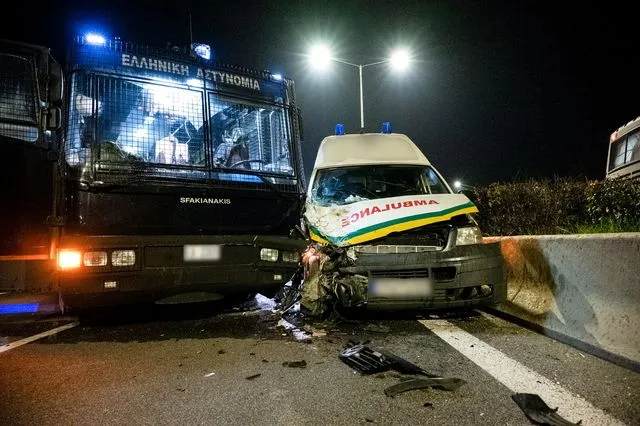 Σύγκρουση ασθενοφόρου με κλούβα της Αστυνομίας στον Πλατύκαμπο Λάρισας
