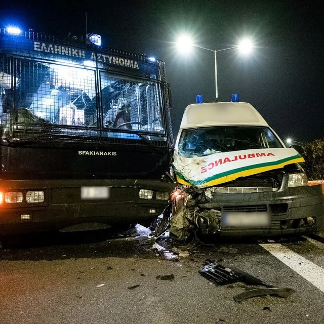 Σύγκρουση ασθενοφόρου με κλούβα της Αστυνομίας στον Πλατύκαμπο Λάρισας
