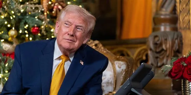 Ο Τραμπ ευχήθηκε για τα Χριστούγεννα και στα… “αποβράσματα της αριστεράς”