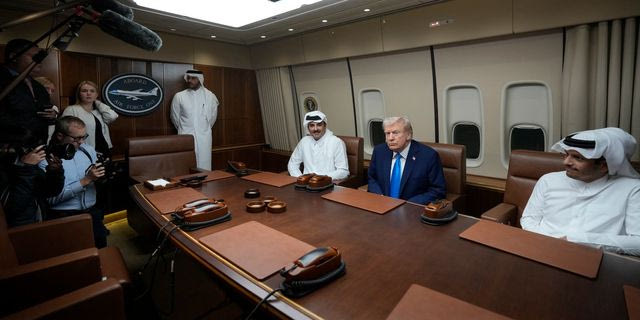 Ο Ντόναλντ Τραμπ με ηγέτες του Κατάρ στο Air Force OneΟ Ντόναλντ Τραμπ με ηγέτες του Κατάρ στο Air Force One