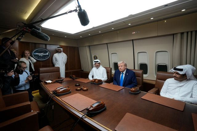 Ο Ντόναλντ Τραμπ με ηγέτες του Κατάρ στο Air Force OneΟ Ντόναλντ Τραμπ με ηγέτες του Κατάρ στο Air Force One