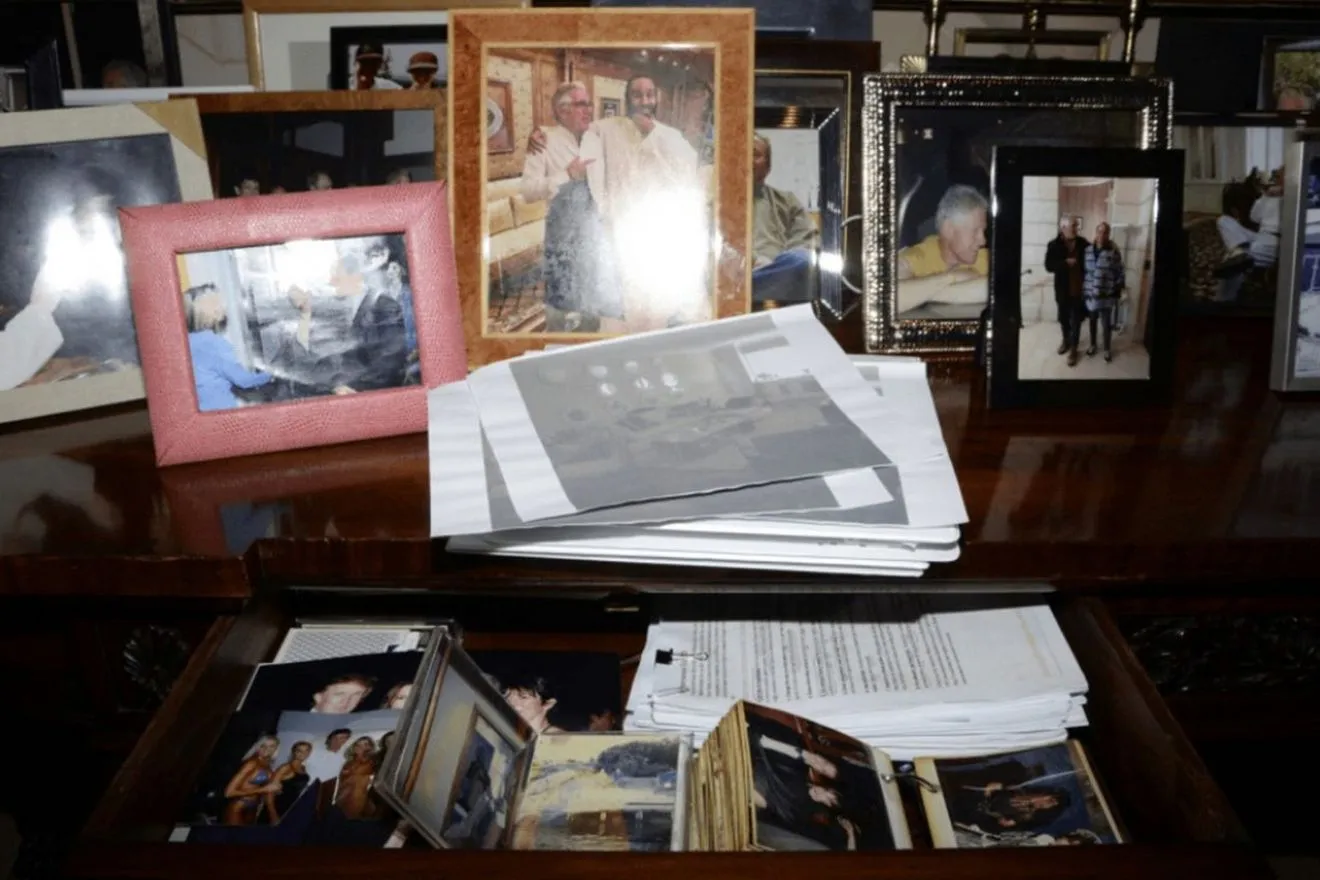 Αρχεία Έπσταϊν: Επέστρεψε η φωτογραφία του Τραμπ που “εξαφανίστηκε”