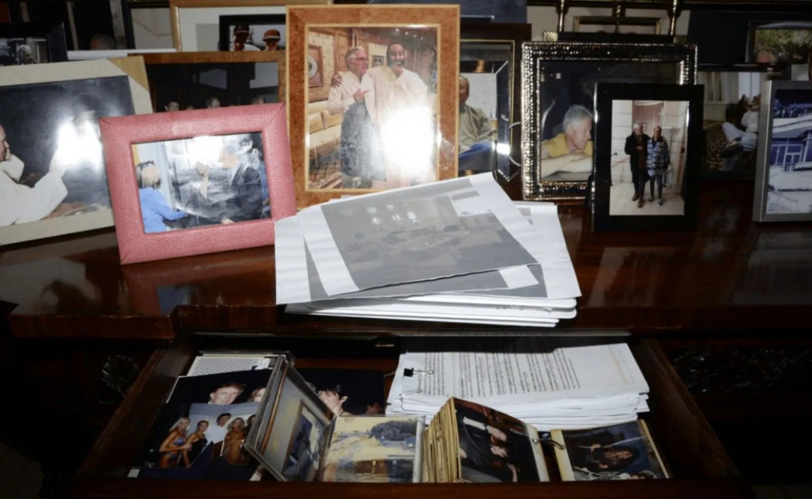 Αρχεία Έπσταϊν: Επέστρεψε η φωτογραφία του Τραμπ που 