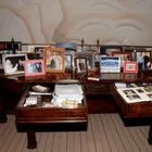 Η φωτογραφία αυτή με επεξεργασμένα στοιχεία, μεταξύ των οποίων συμπεριλαμβάνεται φωτογραφία του Ντόναλντ Τραμπ, δείχνει ένα γραφείο, το οποίο καταγράφηκε στις 6 Ιουλίου 2019, κατά τη διάρκεια έρευνας στο σπίτι του Έπσταϊν στη Νέα Υόρκη