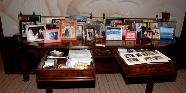 Η φωτογραφία αυτή με επεξεργασμένα στοιχεία, μεταξύ των οποίων συμπεριλαμβάνεται φωτογραφία του Ντόναλντ Τραμπ, δείχνει ένα γραφείο, το οποίο καταγράφηκε στις 6 Ιουλίου 2019, κατά τη διάρκεια έρευνας στο σπίτι του Έπσταϊν στη Νέα Υόρκη