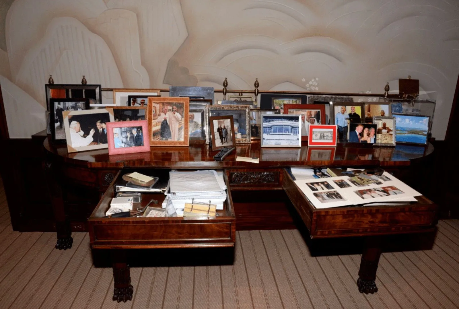 Αρχεία Έπσταϊν: Τι απαντά το Υπουργείο Δικαιοσύνης για την εξαφάνιση της φωτογραφίας του Τραμπ