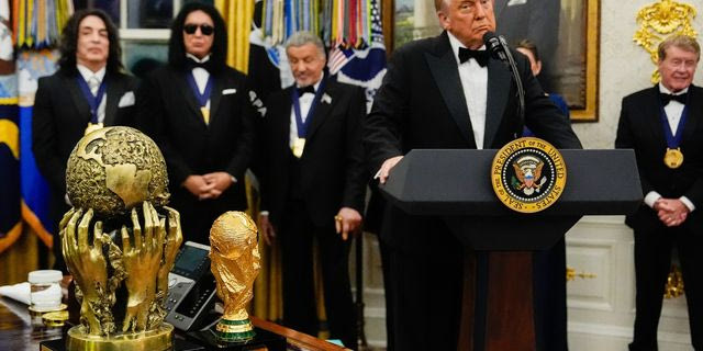 Ο Τραμπ βράβευσε τον Σταλόνε και τους Kiss σ’ ένα one man show