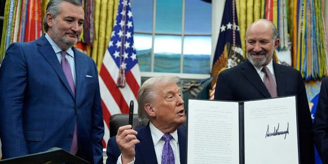 Τραμπ: Βάζει “φρένο” στους πολιτειακούς κανονισμούς για την τεχνητή νοημοσύνη