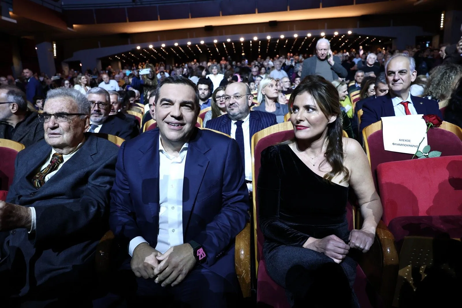 Στιγμιότυπο από την άφιξη του Αλέξη Τσίπρα στο θέατρο Παλλάς για την παρουσίαση του βιβλίου του, "Ιθάκη". Στο πλευρό του η σύντροφός του, Μπέτυ Μπαζιάνα