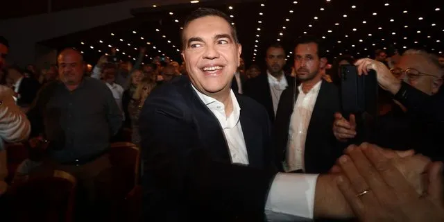 Ο Αλέξης Τσίπρας έγινε δεκτός με ενθουσιασμό στο Παλλάς. Αλλά εκεί ήταν οι φίλοι του…
