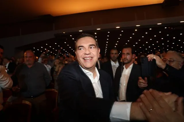 Ο Αλέξης Τσίπρας έγινε δεκτός με ενθουσιασμό στο Παλλάς. Αλλά εκεί ήταν οι φίλοι του…