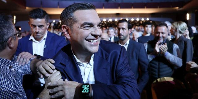 Στιγμιότυπο από την άφιξη του Αλέξη Τσίπρα στο θέατρο Παλλάς για την παρουσίαση του βιβλίου του, "Ιθάκη"