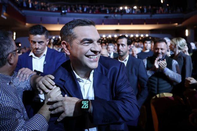 Στιγμιότυπο από την άφιξη του Αλέξη Τσίπρα στο θέατρο Παλλάς για την παρουσίαση του βιβλίου του, "Ιθάκη"