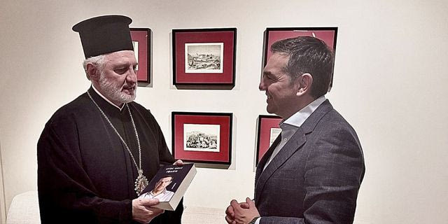 Συνάντηση Τσίπρα με τον Αρχιεπίσκοπο Ελπιδοφόρο – Του δώρισε την “Ιθάκη”