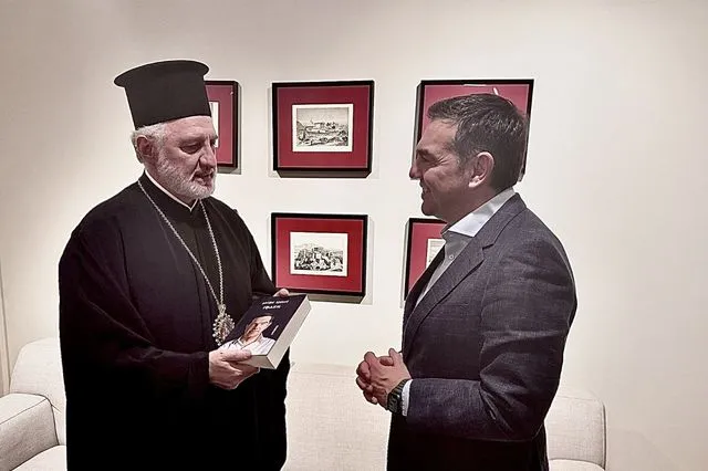 Συνάντηση Τσίπρα με τον Αρχιεπίσκοπο Ελπιδοφόρο – Του δώρισε την “Ιθάκη”