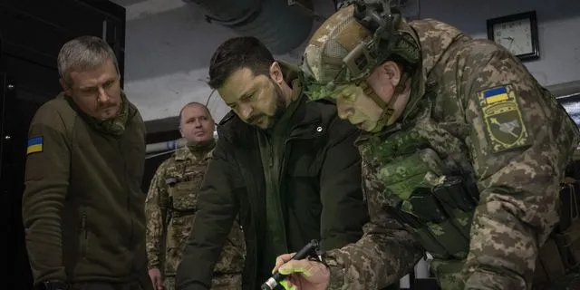 Ο Βολοντίμιρ Ζελένσκι μαζί με αξιωματούχους του στρατού σχεδιάζουν τις κινήσεις τους, πάνω από έναν χάρτη της Ουκρανίας