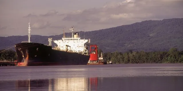 Πετρελαιοφόρο σε λιμάνι της Βενεζουέλας (φωτογραφία αρχείου)